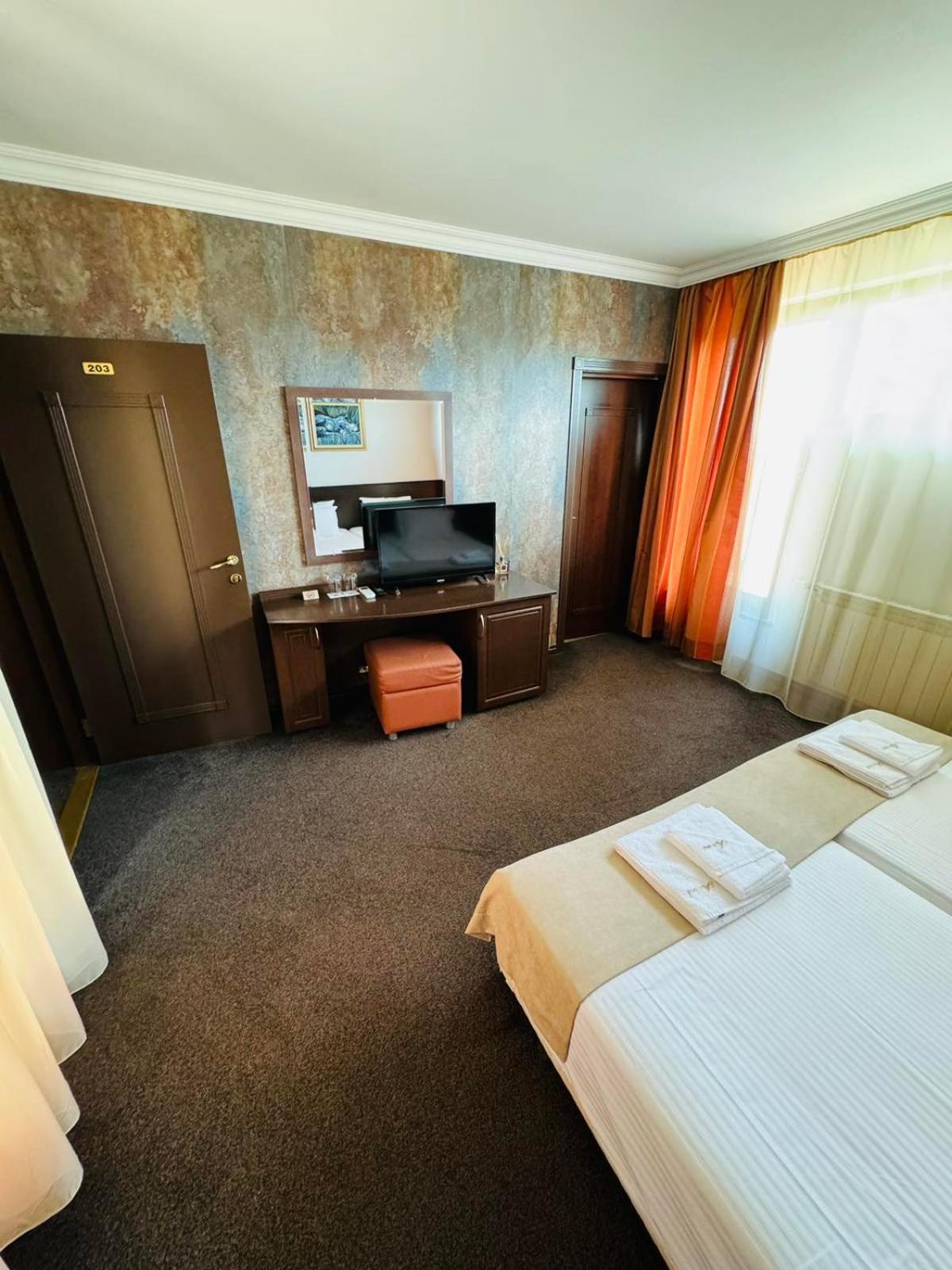 Hotel-Restaurant Almond Karlovo Dış mekan fotoğraf